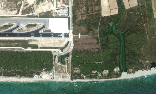 Imagen aérea del año 2005 donde se puede ver la tercera pista ocupando parte de los terrenos del camping Cala Gogó que a su vez eran los antiguos terrenos que ocupaba la laguna de l'Illa (en el centro) y La Ricarda (en la derecha)